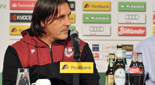 Borussia Moenchengladbach vs. FK Sarajevo --- Fussball --- Europa League --- 28.08.2014 Dzenan Uscuplic (Trainer Sarajevo), links, und Lucien Favre (Trainer Moenchengladbach), auf der Pressekonferenz, PK, Freude, halbe Figur

Borussia Moenchengladbach vs FK Sarajevo Football Europe League 28 08 2014 Dzenan  team manager Sarajevo left and Lucien Favre team manager Moenchengladbach on the Press conference press conference happiness Halbe Figure,Image: 693060333, License: Rights-managed, Restrictions: , Model Release: no, Credit line: imago sportfotodienst / imago sportfotodienst / Profimedia