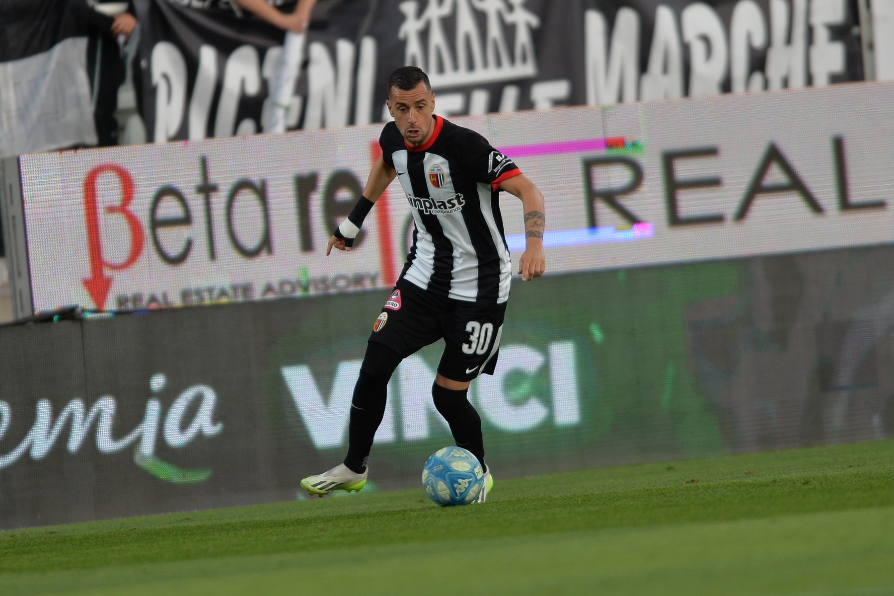 28 Ottobre 2023 Ascoli, Italia - sport, calcio - Ascoli vs Parma - Campionato di calcio Serie BKT 2023/2024 - Stadio Cino e Lillo Del Duca. Nella foto: Nestorovski Ilija Ascoli

October 28, 2023 Ascoli, Italy - sport, soccer - Ascoli vs Parma - Italian Football Championship League BKT 2023/2024 - Cino e Lillo Del Duca stadium. In the pic:,Image: 818151253, License: Rights-managed, Restrictions: , Model Release: no, Credit line: Fabio Urbini / LaPresse / Profimedia