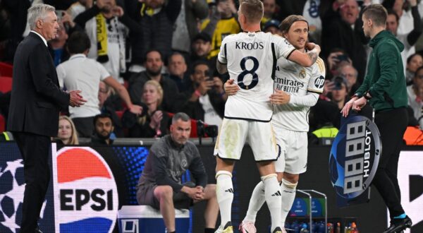 London, Wembley Stadium, 01.06.24, GER, Herren, UEFA Champions League, Finale, Saison 2023-2024, Borussia Dortmund - Real Madrid Bild: Auswechslung Toni KROOS Real Madrid mit Luka MODRIC Real Madrid Only for editorial use UEFA regulations prohibit any use of photographs as image sequences and/or quasi-video. England Großbritannien *** London, Wembley Stadium, 01 06 24, GER, Men, UEFA Champions League, Final, Season 2023 2024, Borussia Dortmund Real Madrid Picture substitution Toni KROOS Real Madrid with Luka MODRIC Real Madrid Only for editorial use UEFA regulations prohibit any use of photographs as image sequences and or quasi video England Great Britain,Image: 879493543, License: Rights-managed, Restrictions: Credit images as "Profimedia/ IMAGO", Model Release: no, Credit line: Ulrich Hufnagel / imago sportfotodienst / Profimedia