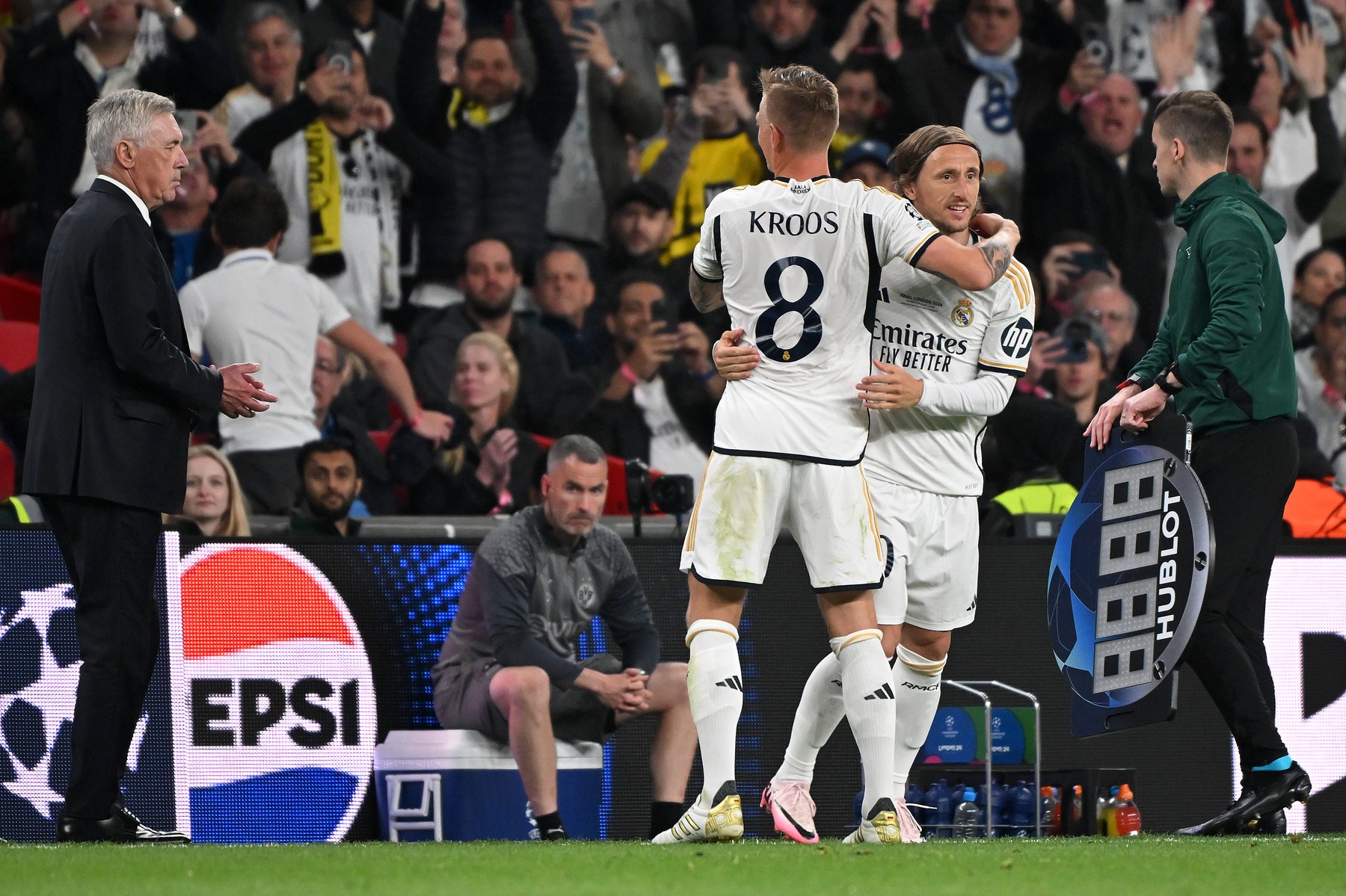 London, Wembley Stadium, 01.06.24, GER, Herren, UEFA Champions League, Finale, Saison 2023-2024, Borussia Dortmund - Real Madrid Bild: Auswechslung Toni KROOS Real Madrid mit Luka MODRIC Real Madrid Only for editorial use UEFA regulations prohibit any use of photographs as image sequences and/or quasi-video. England Großbritannien *** London, Wembley Stadium, 01 06 24, GER, Men, UEFA Champions League, Final, Season 2023 2024, Borussia Dortmund Real Madrid Picture substitution Toni KROOS Real Madrid with Luka MODRIC Real Madrid Only for editorial use UEFA regulations prohibit any use of photographs as image sequences and or quasi video England Great Britain,Image: 879493543, License: Rights-managed, Restrictions: Credit images as "Profimedia/ IMAGO", Model Release: no, Credit line: Ulrich Hufnagel / imago sportfotodienst / Profimedia