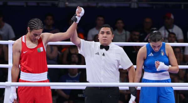 Foto IPP/Marco Trovati/ Pentaphoto Parigi 01/08/2024 Giochi Olimpici Olimpiadi Olimpiade Estive Olympic Games, Olympische Spiele, Olympia, OS Paris Pugilato Boxe Femminile categoria 66 kg nella foto Imane Khelif mentre viene proclamata vincitrice del match a destra Angela Carini a testa bassa delusa dopo aver abbandona l incontro ritirandosi - Italy Photo Press - World Copyright - italy NOTxINxITAxFIN Copyright: xx,Image: 894856849, License: Rights-managed, Restrictions: Credit images as "Profimedia/ IMAGO", Model Release: no, Credit line: R4924_italyphotopress / imago sportfotodienst / Profimedia