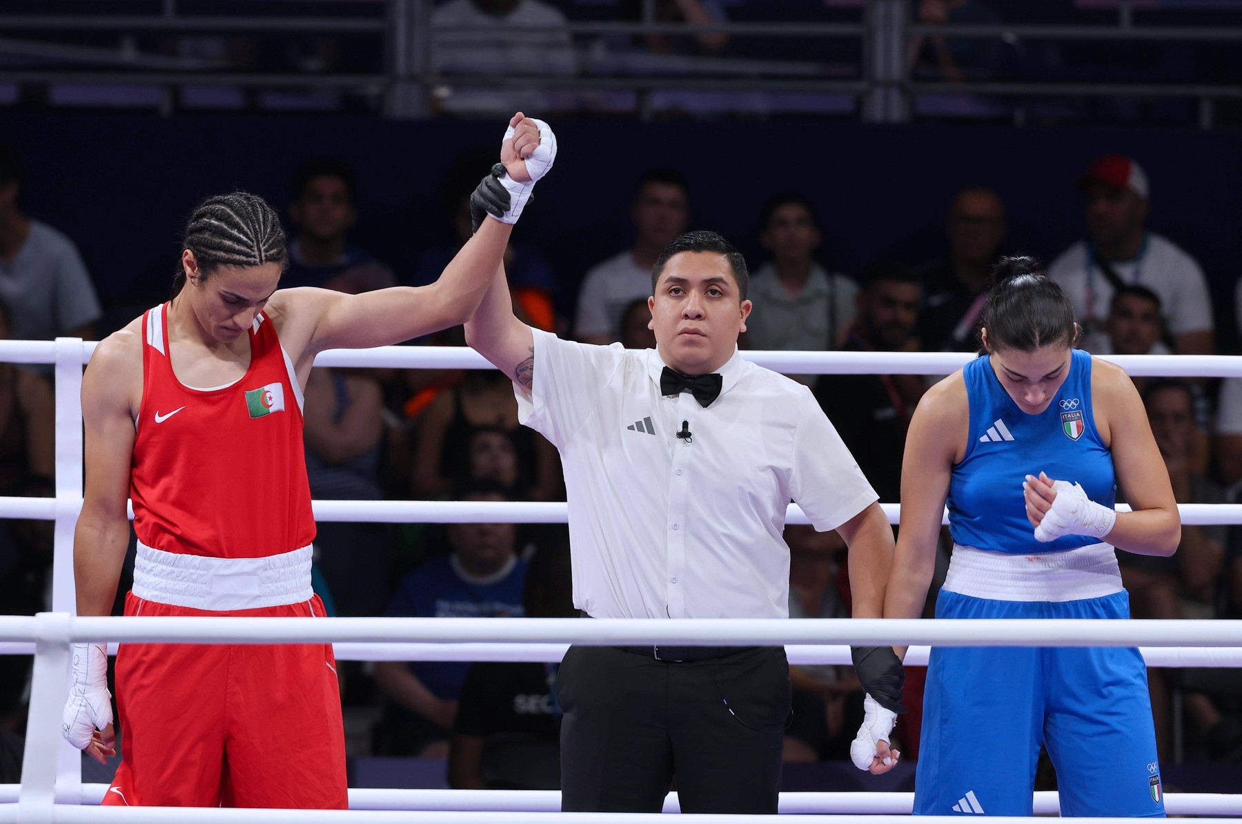 Foto IPP/Marco Trovati/ Pentaphoto Parigi 01/08/2024 Giochi Olimpici Olimpiadi Olimpiade Estive Olympic Games, Olympische Spiele, Olympia, OS Paris Pugilato Boxe Femminile categoria 66 kg nella foto Imane Khelif mentre viene proclamata vincitrice del match a destra Angela Carini a testa bassa delusa dopo aver abbandona l incontro ritirandosi - Italy Photo Press - World Copyright - italy NOTxINxITAxFIN Copyright: xx,Image: 894856849, License: Rights-managed, Restrictions: Credit images as "Profimedia/ IMAGO", Model Release: no, Credit line: R4924_italyphotopress / imago sportfotodienst / Profimedia