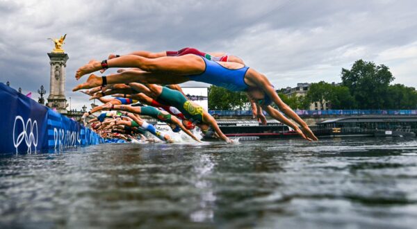 (FILES) Athletes compete in the swimming race in the Seine during the women's individual triathlon at the Paris 2024 Olympic Games in central Paris on July 31, 2024. Paris Olympics organisers have cancelled training for triathletes in the River Seine again because of poor water quality, leading to more uncertainty over whether the mixed relay will go ahead as planned on August 5, 2024.,Image: 895861142, License: Rights-managed, Restrictions: , Model Release: no, Credit line: MARTIN BUREAU / AFP / Profimedia