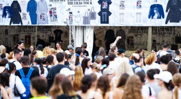 Fans of US mega-star Taylor Swift crowd merchandising booths on August 7, 2024 in front of the Ernst Happel Stadium in Vienna, Austria, prior to her three scheduled concerts. The Vienna leg of a tour by American mega-star Taylor Swift has been cancelled after Austria arrested an Islamic State sympathiser in connection with an attack plot, the organisers said on August 7, 2024. Authorities had earlier confirmed the arrest of a 19-year-old sympathiser of the armed group for allegedly planning an attack in the Vienna region, warning he had a "focus" on Swift's three upcoming shows. About 65,000 spectators were expected at each show scheduled for August 8, 9 and 10.,Image: 896987732, License: Rights-managed, Restrictions: Austria OUT
SOUTH TYROL OUT, Model Release: no, Credit line: Eva MANHART / AFP / Profimedia