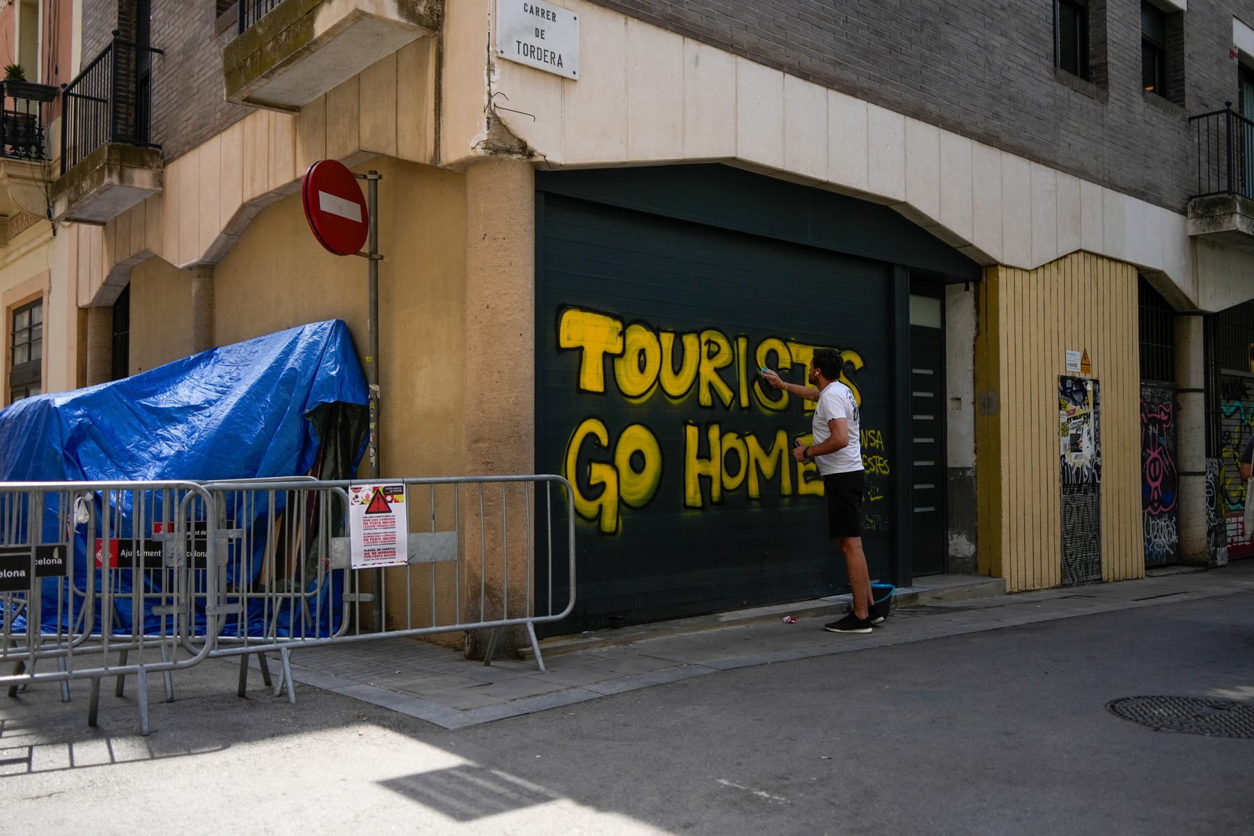 The picturesque neighborhood of Grŕcia in Barcelona stages protests against mass tourism in the city, appearing full of graffiti against tourism, demanding that they leave the neighborhood, and marking buildings of tourist apartments.

El pintoresco barrio de Grŕcia en Barcelona escenifica las protestas contra el turismo masivo en la ciudad, apareciendo lleno de pintadas contra el turismo, reclamando que salgan del barrio y marcando edificios de apartamentos turísticos.


News Politics -Barcelona, Spain 

Wednesday, August 14, 2024,Image: 898672248, License: Rights-managed, Restrictions: *** World Rights Except China, France, and Italy *** CHNOUT FRAOUT ITAOUT, Model Release: no, Credit line: LaPresse / ddp USA / Profimedia