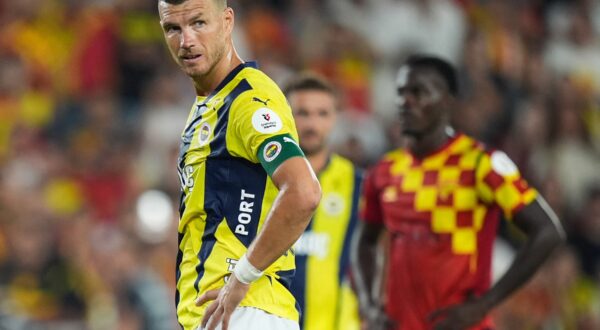 IZMIR, TURKIYE - AUGUST 17: Edin Dzeko (9) of Fenerbahce reacts during Turkish Super Lig match between Goztepe and Fenerbahce at Gursel Aksel Stadium in Izmir, Turkiye on August 17, 2024. Mahmut Serdar Alakus / Anadolu/ABACAPRESS.COM,Image: 899506187, License: Rights-managed, Restrictions: , Model Release: no, Credit line: AA/ABACA / Abaca Press / Profimedia