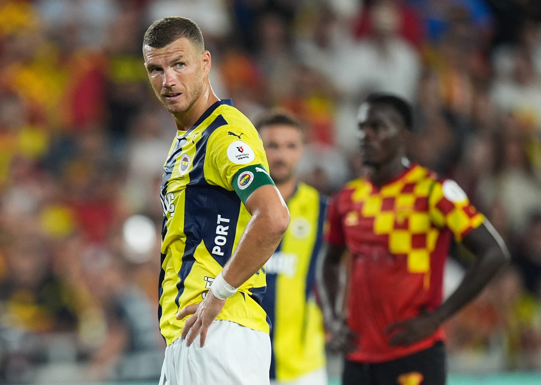 IZMIR, TURKIYE - AUGUST 17: Edin Dzeko (9) of Fenerbahce reacts during Turkish Super Lig match between Goztepe and Fenerbahce at Gursel Aksel Stadium in Izmir, Turkiye on August 17, 2024. Mahmut Serdar Alakus / Anadolu/ABACAPRESS.COM,Image: 899506187, License: Rights-managed, Restrictions: , Model Release: no, Credit line: AA/ABACA / Abaca Press / Profimedia