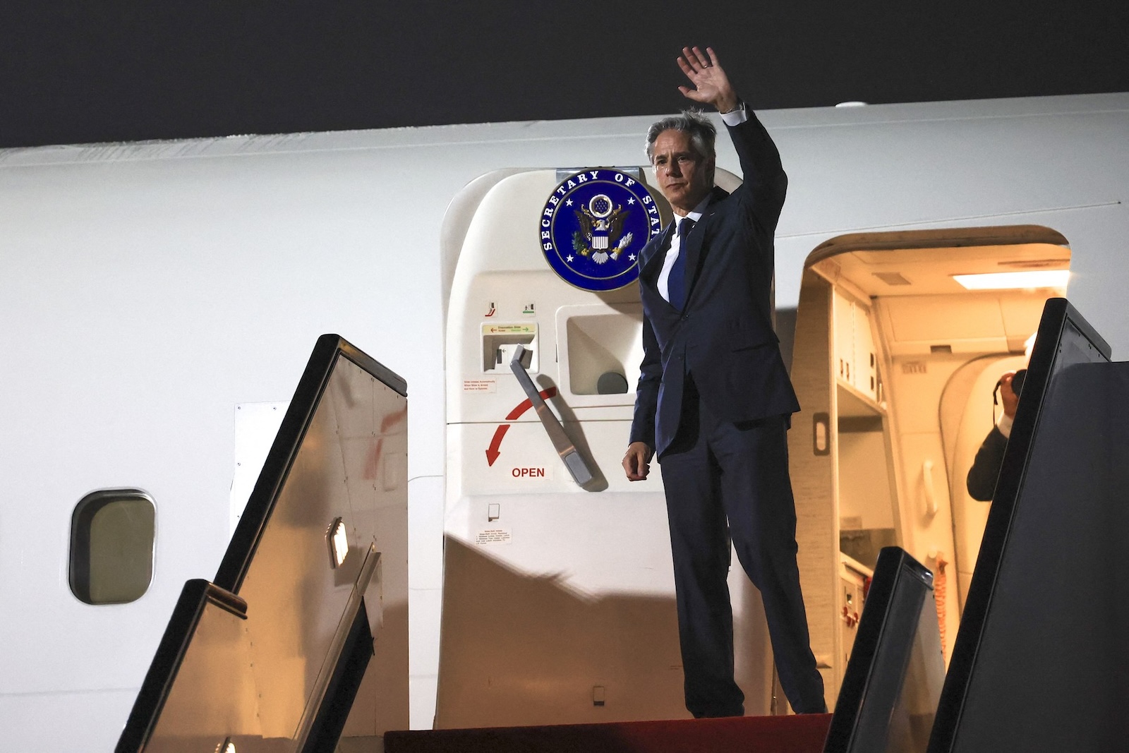 US Secretary of State Antony Blinken waves ahead of his departure from Doha on August 20, 2024.,Image: 900317647, License: Rights-managed, Restrictions: , Model Release: no, Credit line: Kevin MOHATT / AFP / Profimedia