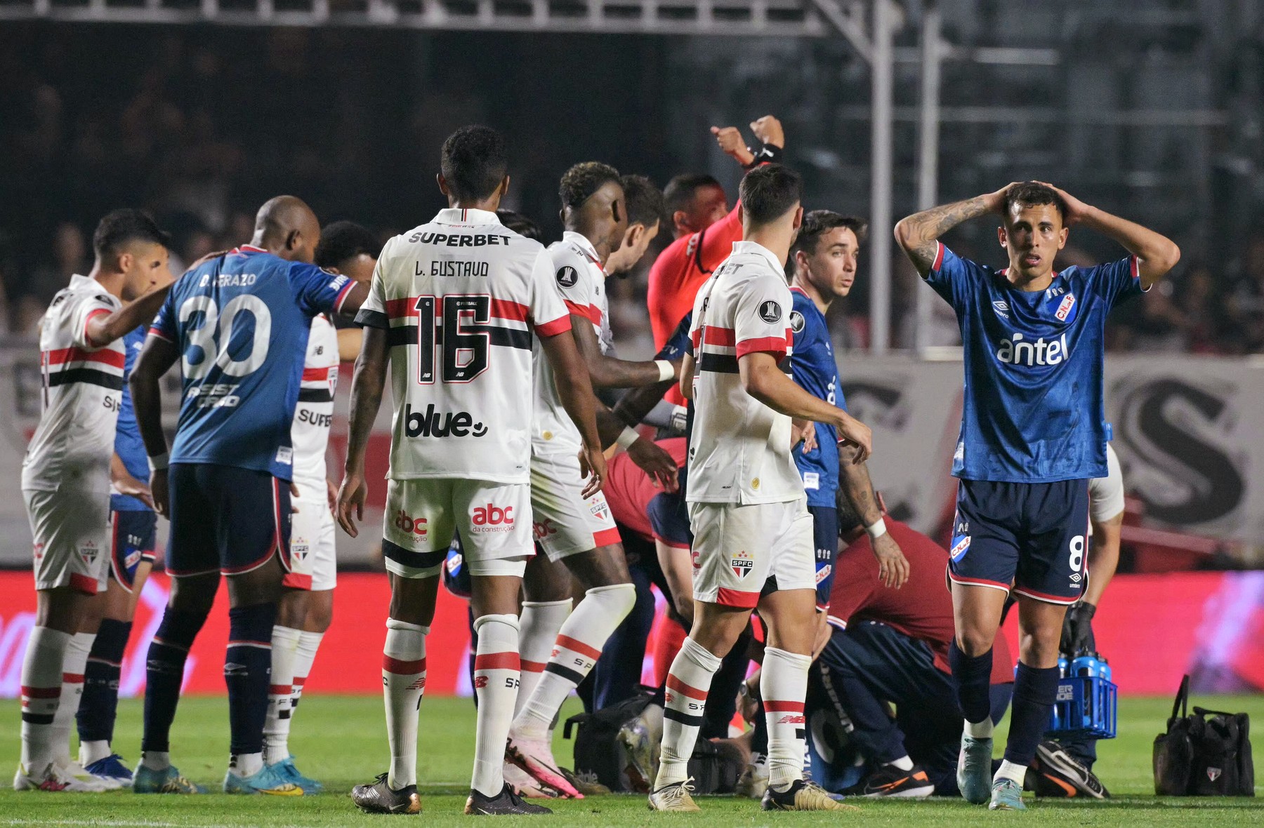 Nacional's defender Juan Manuel Izquierdo (covered) receives medical attention after collapsing onto the ground during the Copa Libertadores round of 16 second leg football match between Brazil's Sao Paulo and Uruguay's Nacional at the MorumBIS stadium in Sao Paulo, Brazil, on August 22, 2024.,Image: 900822339, License: Rights-managed, Restrictions: , Model Release: no, Credit line: NELSON ALMEIDA / AFP / Profimedia