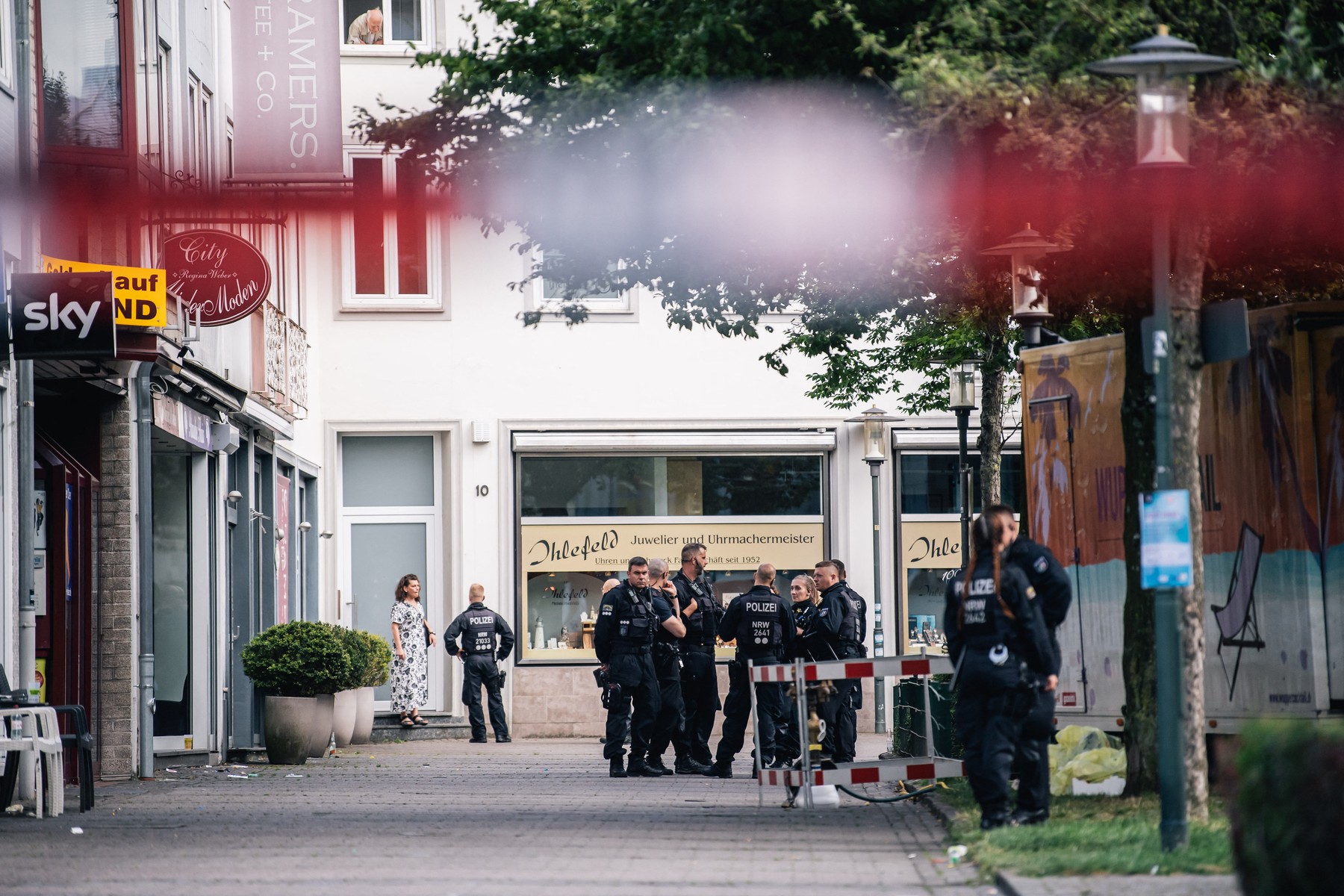 SOLINGEN, GERMANY - AUGUST 24: Police stand guard in the crime scene where at least 3 people were killed by a knife attack on August 24, 2024 in Solingen, Germany. The attack took place in the evening of Friday during a festival celebrating 650 years of the city Solingen. The attacker is still on the run and police could not find him. Hesham Elsherif / Anadolu/ABACAPRESS.COM,Image: 901165926, License: Rights-managed, Restrictions: , Model Release: no, Credit line: AA/ABACA / Abaca Press / Profimedia