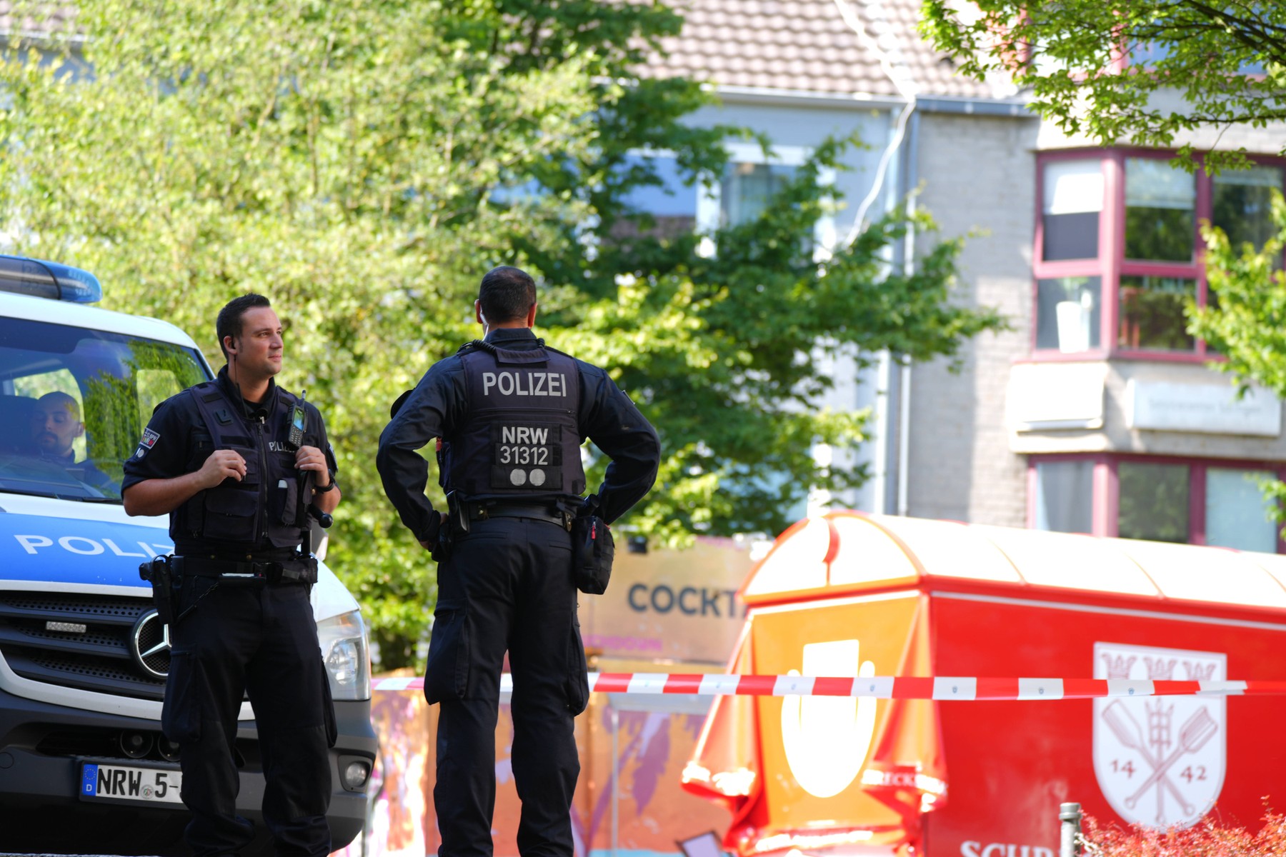 Amoklauf in Solingen Polizisten bewachen den Tatort Fronhof an dem weiterhin Ermittlungen stattfinden am Tag nach der Amoktat, Solingen, 24.08.2024 Solingen Nordrhein-Westfalen Deutschland *** Amok run in Solingen Police officers guard the Fronhof crime scene where investigations are still underway the day after the amok attack, Solingen, 24 08 2024 Solingen North Rhine-Westphalia Germany,Image: 901184761, License: Rights-managed, Restrictions: imago is entitled to issue a simple usage license at the time of provision. Personality and trademark rights as well as copyright laws regarding art-works shown must be observed. Commercial use at your own risk., Model Release: no, Credit line: IMAGO / imago stock&people / Profimedia