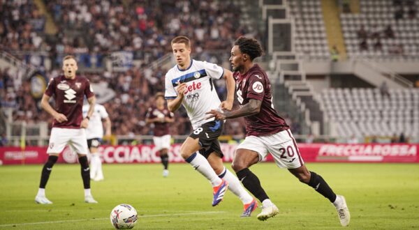 Atalanta's Mario Pasalic fights for the ball with Torino’s Valentino Lazaro  during the Serie A soccer match between Torino and Atalanta at the Stadio Olmpico Grande Torino in Turin, north west Italy - Sunday, August 25, 2024. Sport - Soccer .,Image: 901485155, License: Rights-managed, Restrictions: *** World Rights Except China, France, and Italy *** CHNOUT FRAOUT ITAOUT, Model Release: no, Credit line: LaPresse / ddp USA / Profimedia