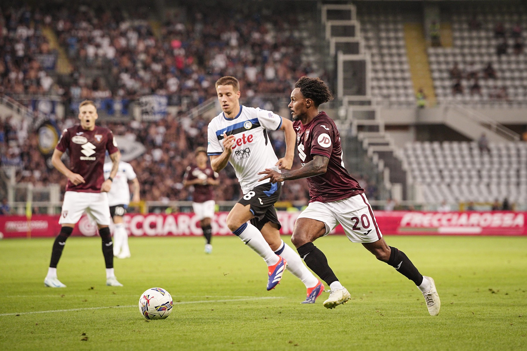 Atalanta's Mario Pasalic fights for the ball with Torino’s Valentino Lazaro  during the Serie A soccer match between Torino and Atalanta at the Stadio Olmpico Grande Torino in Turin, north west Italy - Sunday, August 25, 2024. Sport - Soccer .,Image: 901485155, License: Rights-managed, Restrictions: *** World Rights Except China, France, and Italy *** CHNOUT FRAOUT ITAOUT, Model Release: no, Credit line: LaPresse / ddp USA / Profimedia