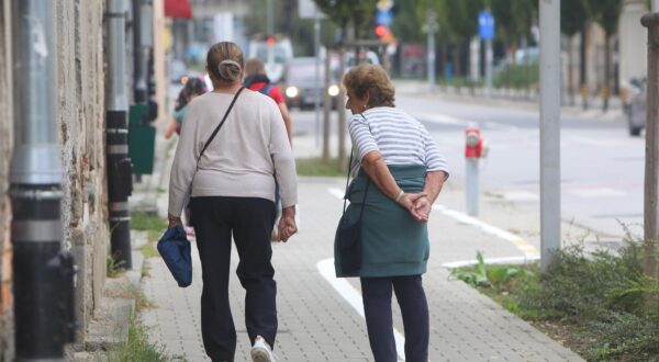 26.09.2023 - Karlovac - Brojni umirovljenici slobodno vrijeme provode na svjezem zraku. Photo: Kristina Stedul Fabac/PIXSELL