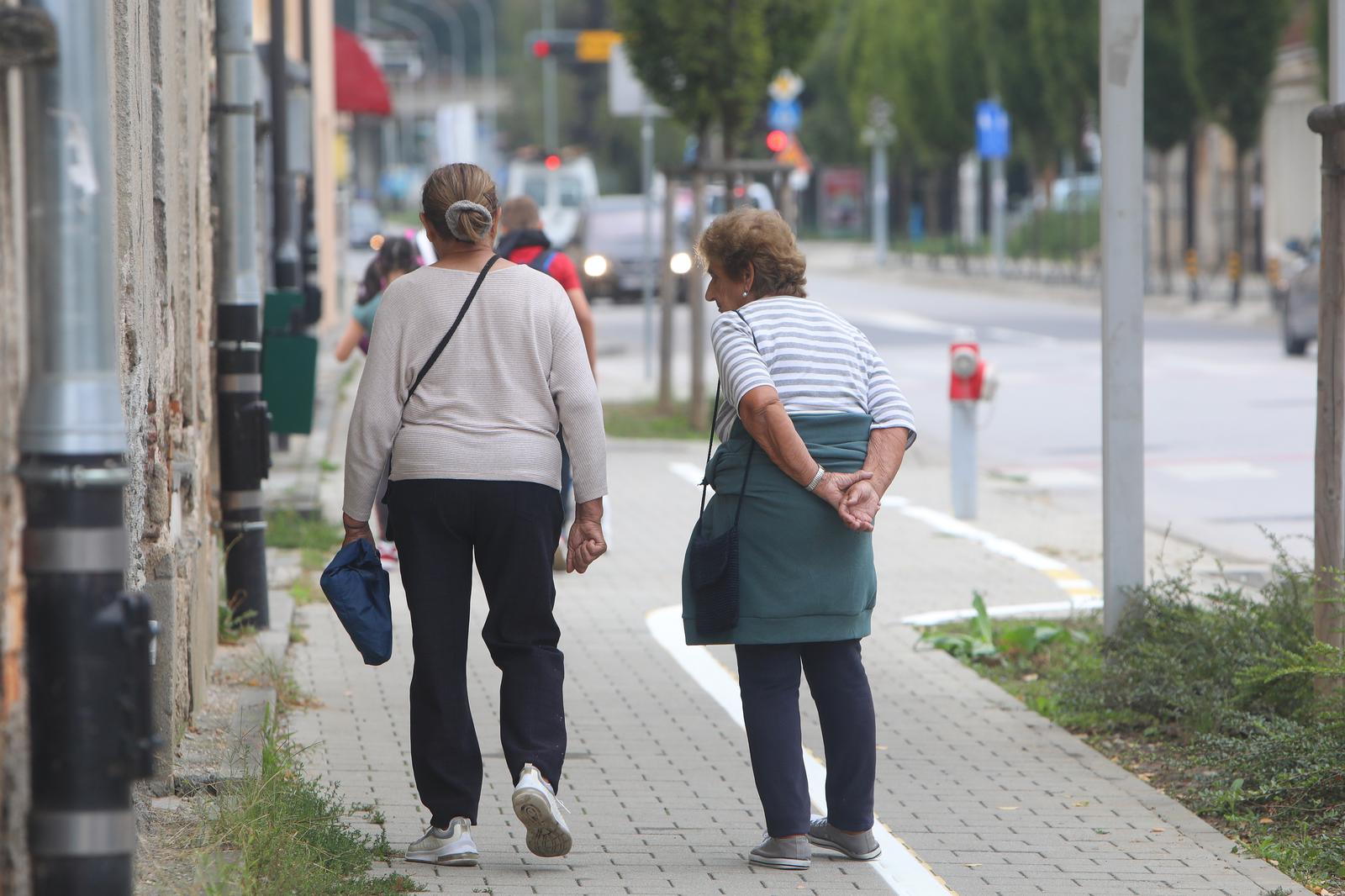 26.09.2023 - Karlovac - Brojni umirovljenici slobodno vrijeme provode na svjezem zraku. Photo: Kristina Stedul Fabac/PIXSELL