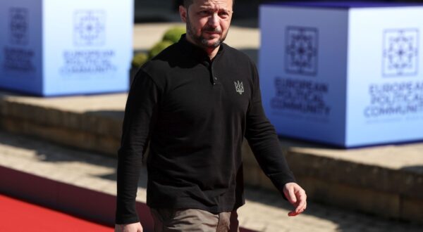 epa11485052 Ukrainian President Volodymyr Zelensky arrives to attend the European Political Community (EPC) meeting at Blenheim Palace, in Woodstock, Oxfordshire, Britain, 18 July 2024. The British Prime Minister will host more than 45 European leaders at Blenheim Palace, the birthplace of Winston Churchill, for the European Political Community (EPC) summit. This is the 4th EPC meeting since the grouping was founded in October 2022.  EPA/NEIL HALL