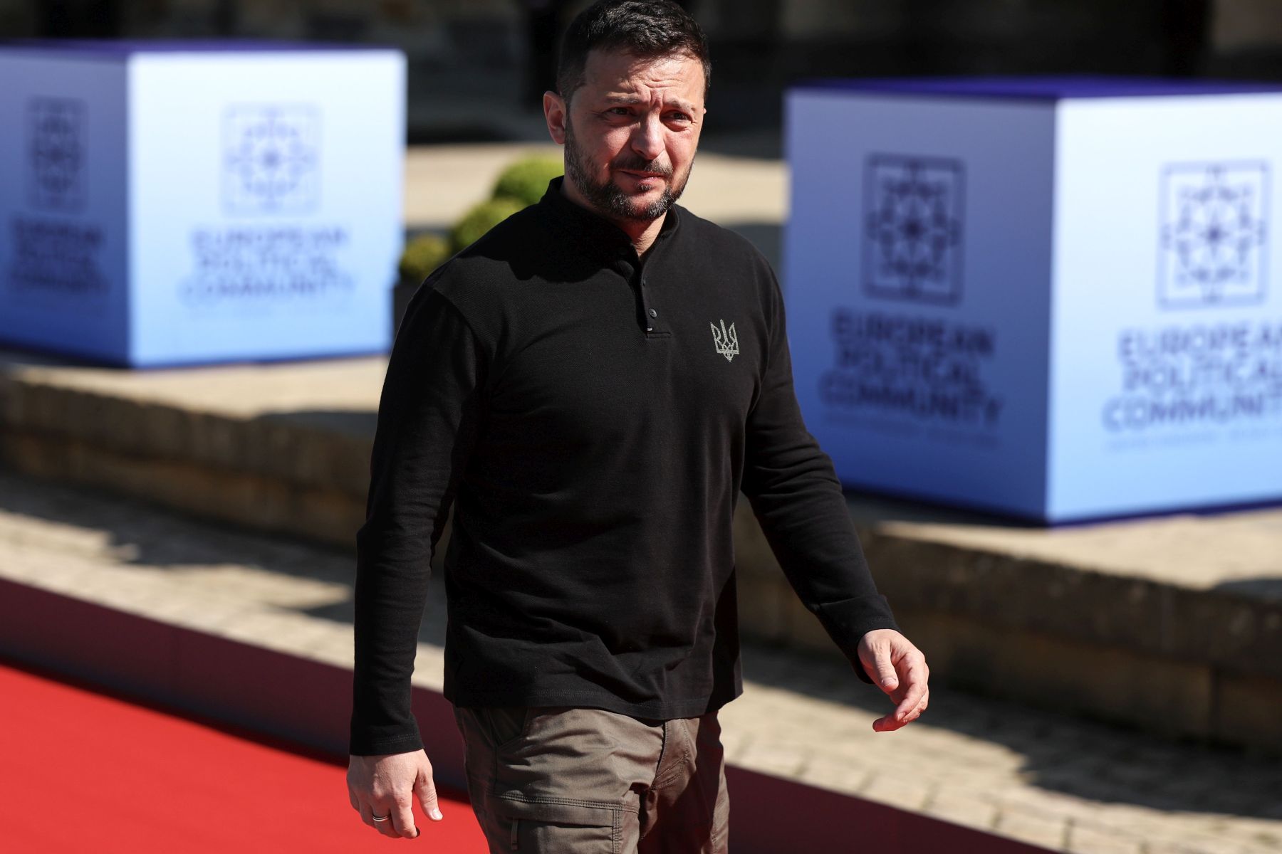 epa11485052 Ukrainian President Volodymyr Zelensky arrives to attend the European Political Community (EPC) meeting at Blenheim Palace, in Woodstock, Oxfordshire, Britain, 18 July 2024. The British Prime Minister will host more than 45 European leaders at Blenheim Palace, the birthplace of Winston Churchill, for the European Political Community (EPC) summit. This is the 4th EPC meeting since the grouping was founded in October 2022.  EPA/NEIL HALL