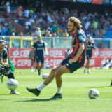 Stefanos Tsitsipas on the pitch with Genoa for the warm-up during Serie A ENILIVE 24/25 match between Genoa CFC and AS Roma at Stadio Luigi Ferraris, Genova during Genoa CFC vs AS Roma, Italian soccer Serie A match in Genoa, Italy, September 15 2024 PUBLICATIONxNOTxINxITA Copyright: xAndreaxAmato/IPAxSportx/xipa-agex/xx IPA_49704842 IPA_Agency_IPA49704842