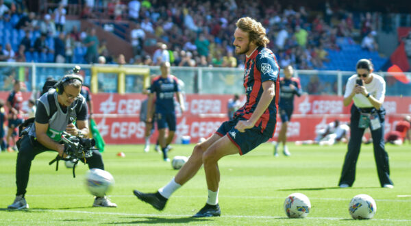 Stefanos Tsitsipas on the pitch with Genoa for the warm-up during Serie A ENILIVE 24/25 match between Genoa CFC and AS Roma at Stadio Luigi Ferraris, Genova during Genoa CFC vs AS Roma, Italian soccer Serie A match in Genoa, Italy, September 15 2024 PUBLICATIONxNOTxINxITA Copyright: xAndreaxAmato/IPAxSportx/xipa-agex/xx IPA_49704842 IPA_Agency_IPA49704842