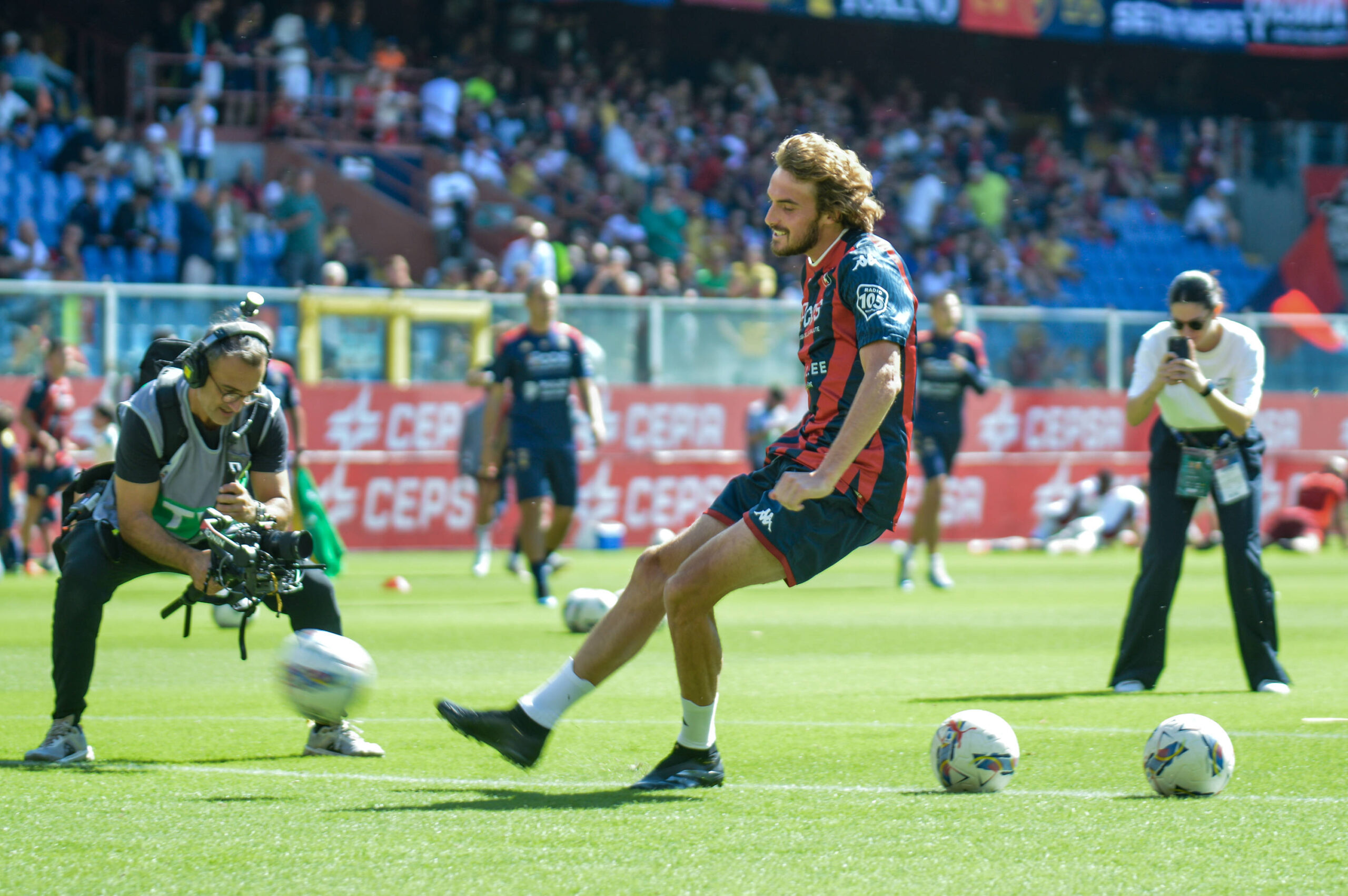 Stefanos Tsitsipas on the pitch with Genoa for the warm-up during Serie A ENILIVE 24/25 match between Genoa CFC and AS Roma at Stadio Luigi Ferraris, Genova during Genoa CFC vs AS Roma, Italian soccer Serie A match in Genoa, Italy, September 15 2024 PUBLICATIONxNOTxINxITA Copyright: xAndreaxAmato/IPAxSportx/xipa-agex/xx IPA_49704842 IPA_Agency_IPA49704842