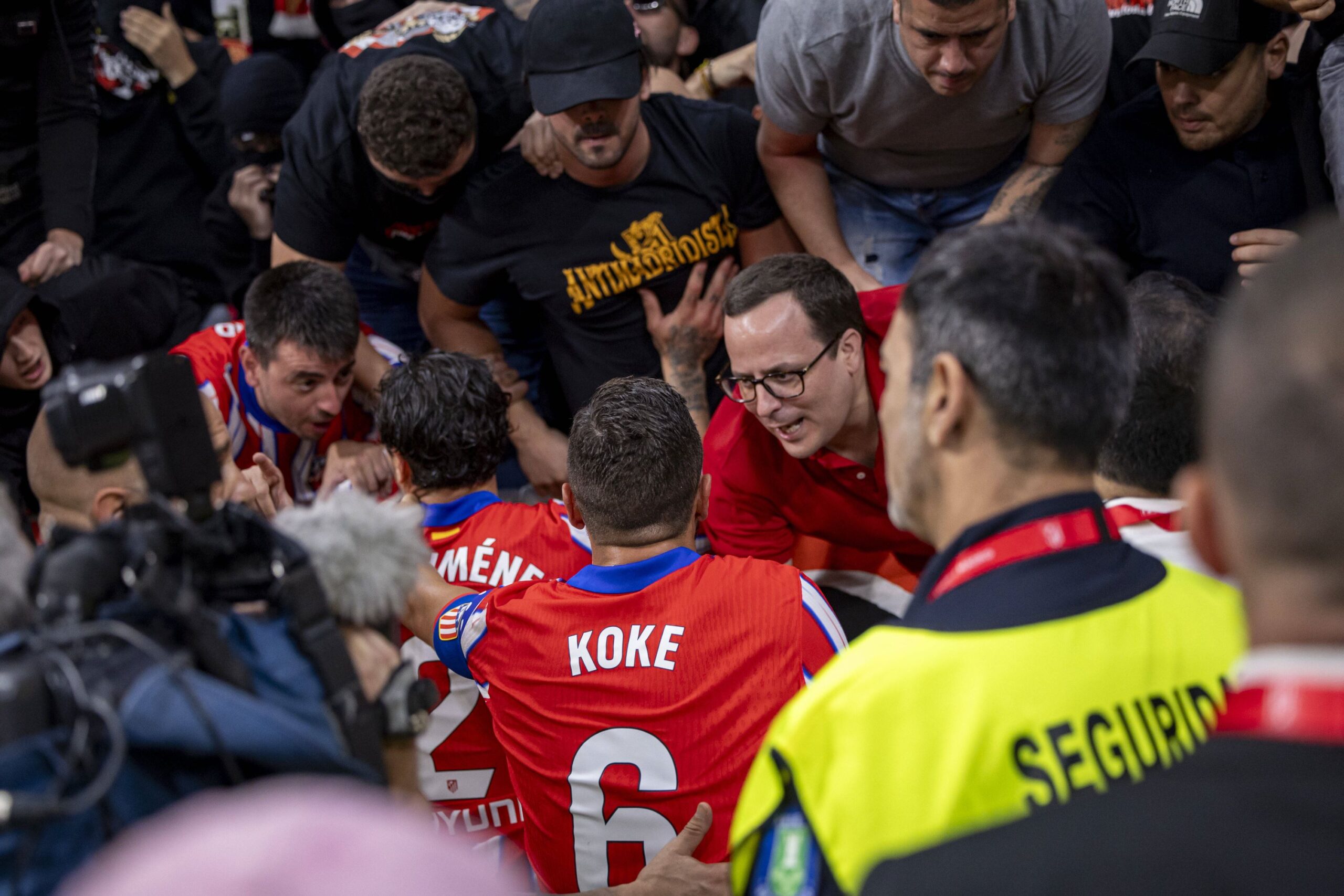  Real Madrid Jose Gimenez of Atletico de Madrid (L) and Koke of Atletico de Madrid (R) seen calming the fans during the LaLiga EA Sports match between Atletico de Madrid and Real Madrid CF at Cívitas Metropolitano on September 29, 2024 in Madrid, Spain. (Photo by: LGM Panoramic) FOOTBALL : Atletico de Madrid vs Real Madrid CF - LaLiga EA Sports - 29 09 2024 LGM Panoramic