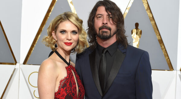 Jordyn Blum, left, and Dave Grohl arrive at the Oscars on Sunday, Feb. 28, 2016, at the Dolby Theatre in Los Angeles. (Photo by Dan Steinberg/Invision/AP)