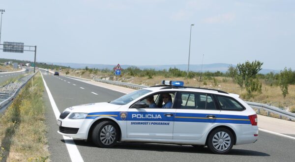 14.06.2017., Pirovac - U prometnoj nesreci izmedju cisterne i tegljaca na A-1 doslo je do prevrnuca cisterne. Na terenu policija obavlja ocevid. Zbog nesrece zatvorena je autocesta A1 izmedju cvorova Benkovac i Pirovac u oba smjera, a obilazno je vozi drzavnim cestama. Photo: Dusko Jaramaz/PIXSELL