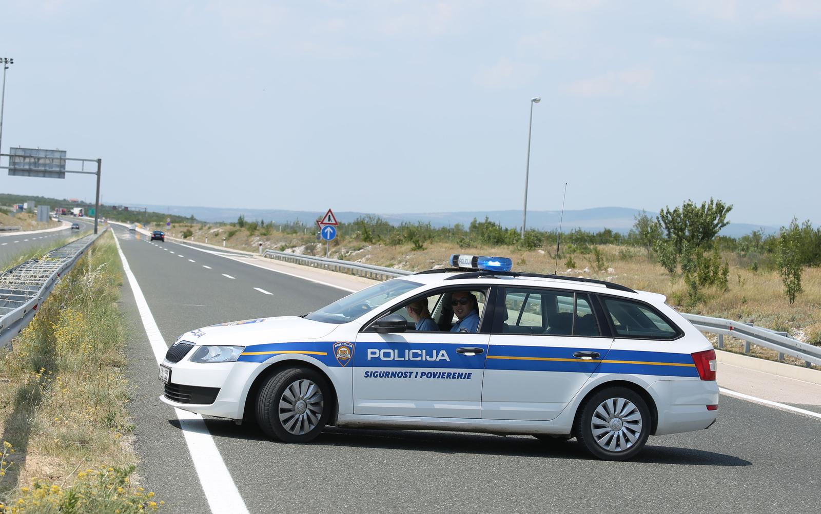 14.06.2017., Pirovac - U prometnoj nesreci izmedju cisterne i tegljaca na A-1 doslo je do prevrnuca cisterne. Na terenu policija obavlja ocevid. Zbog nesrece zatvorena je autocesta A1 izmedju cvorova Benkovac i Pirovac u oba smjera, a obilazno je vozi drzavnim cestama. Photo: Dusko Jaramaz/PIXSELL