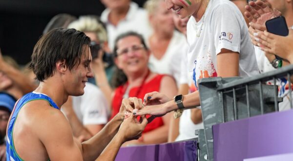 PARIS, Sept. 2, 2024  -- Alessandro Ossola of Italy proposes to his girlfriend after the men's 100m T63 round 1 match of para athletics at the Paris 2024 Paralympic Games in Paris, France, Sept. 1, 2024.,Image: 904032019, License: Rights-managed, Restrictions: , Model Release: no, Credit line: Zhang Cheng / Xinhua News / Profimedia