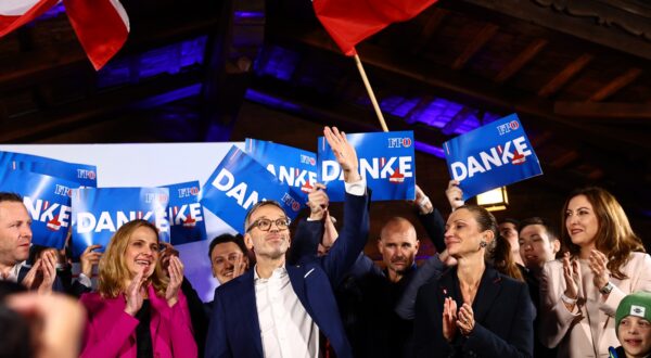 epaselect epa11632976 Chairman and top candidate of the Freedom Party of Austria (FPOe) Herbert Kickl (C) celebrates during FPOe election event after parliamentary elections in Vienna, Austria, 29 September 2024. Austria's far-right Freedom Party is heading for an unprecedented general election victory under leader Herbert Kickl, according to projections.  EPA/FILIP SINGER