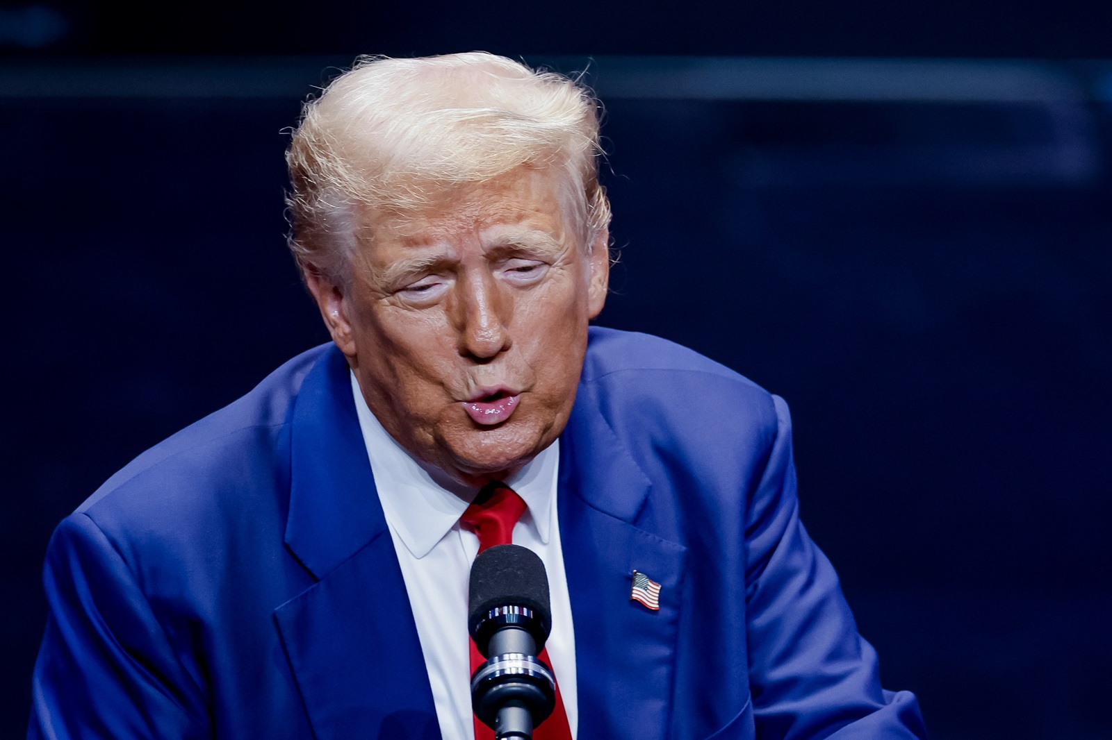 epa11622726 Former US president and Republican presidential nominee Donald Trump participates in a campaign event on changing the tax code and promoting US manufacturing at the Johnny Mercer Theatre in Savannah, Georgia, USA, 24 September 2024.  EPA/ERIK S. LESSER