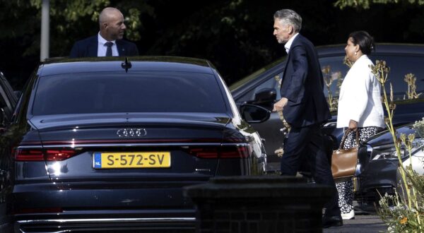 epa11547892 Dutch Prime Minister Dick Schoof (C) and State Secretary for Primary Education and Emancipation Marielle Paul (R) leave after a meeting of the Dutch cabinet, at the Catshuis in The Hague, the Netherlands, 13 August 2024. Dutch cabinet members held an informal meeting, the first since their vacation, at the Catshuis, the official residence of the Dutch prime minister, due to the renovation of the Binnenhof.  EPA/RAMON VAN FLYMEN