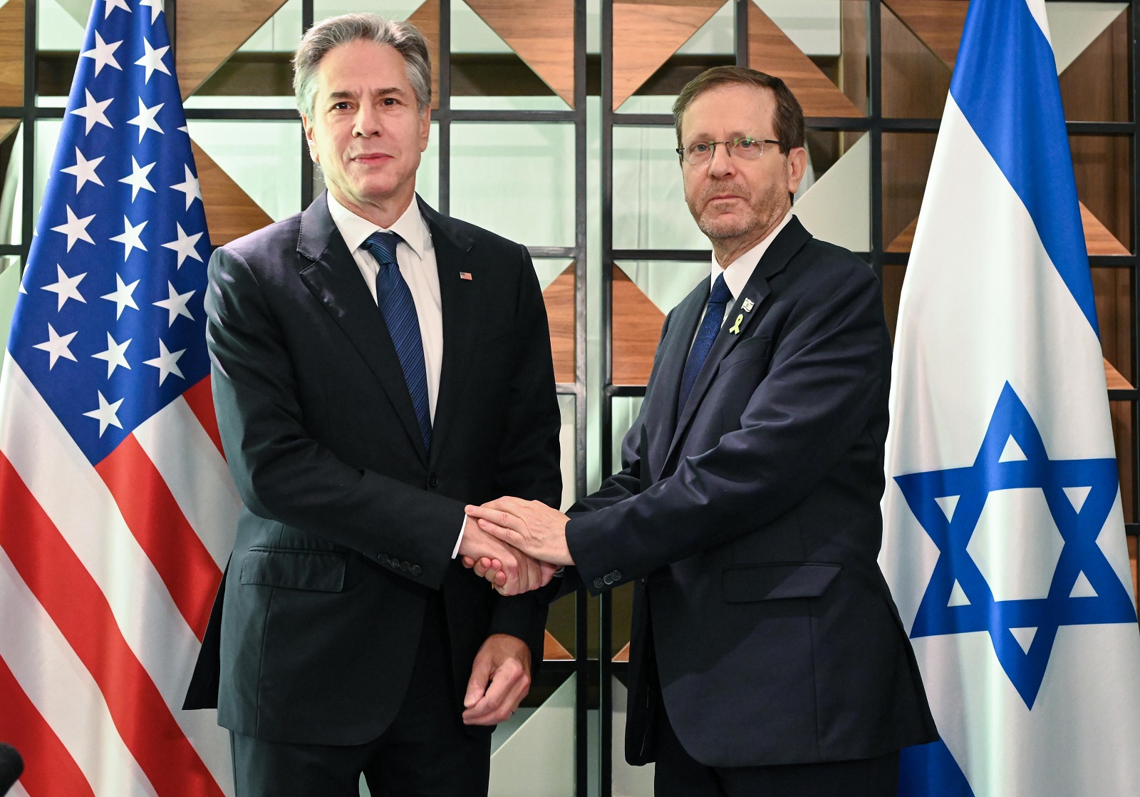 epa11554814 A handout photo made available by the Israeli Government Office (GPO) shows Israeli President Isaac Herzog (R) during a meeting with US Secretary of State Antony Blinken in Tel Aviv, Israel, 19 August 2024. Blinken arrived in Israel to discuss a ceasefire deal in the Gaza war.  EPA/Maayan Toaf/Israeli Government Office (GPO) HANDOUT EDITORIAL USE ONLY/NO SALES