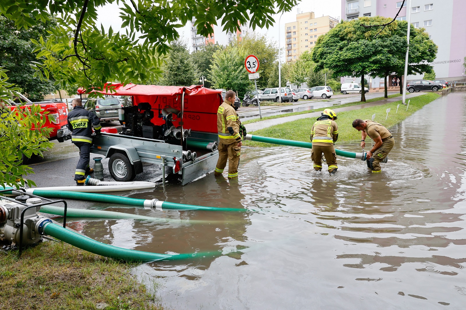 epa11555006 Firefighters work to pump out water from a flooded street after heavy rainfall in Ostrow Wielkopolski, west-central Poland, 19 August 2024. Heavy rains caused floods and traffic problems in Wielkopolska province.  EPA/Tomasz Wojtasik POLAND OUT