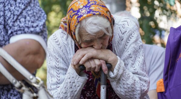 epa11555111 A woman evacuated from the Kursk regional border with Ukraine waits to receive humanitarian aid delivered by the Russian Red Cross in downtown Kursk, Russia,19 August 2024. The Assumption-Nikitsky Church is regularly visited by refugees from the Kursk region, where they receive humanitarian aid. Since evacuations began amid a Ukrainian offensive in the area, more than 121,000 people have been resettled from nine border areas. The resettlement of residents from border areas continues, the press service of the Russian Emergencies Ministry reported.  EPA/STRINGER