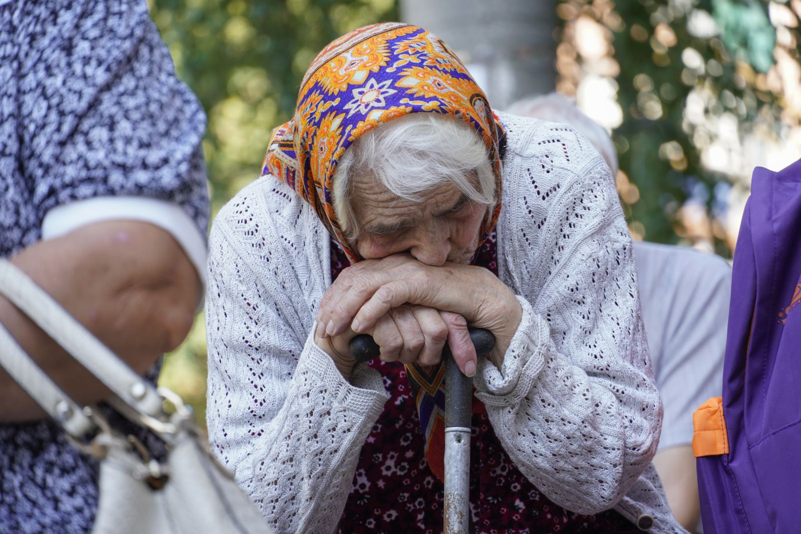 epa11555111 A woman evacuated from the Kursk regional border with Ukraine waits to receive humanitarian aid delivered by the Russian Red Cross in downtown Kursk, Russia,19 August 2024. The Assumption-Nikitsky Church is regularly visited by refugees from the Kursk region, where they receive humanitarian aid. Since evacuations began amid a Ukrainian offensive in the area, more than 121,000 people have been resettled from nine border areas. The resettlement of residents from border areas continues, the press service of the Russian Emergencies Ministry reported.  EPA/STRINGER