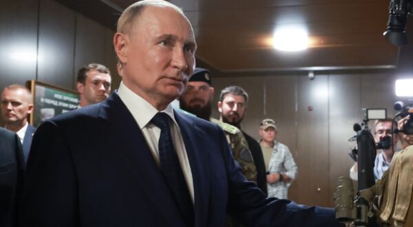 epa11557533 Russian President Vladimir Putin inspects Russian weapons and equipment during his visit to the Russian Special Forces University in Gudermes, Chechen Republic, Russia, 20 August 2024 (issued 21 August 2024).  EPA/VYACHESLAV PROKOFYEV/SPUTNIK/KREMLIN POOL MANDATORY CREDIT