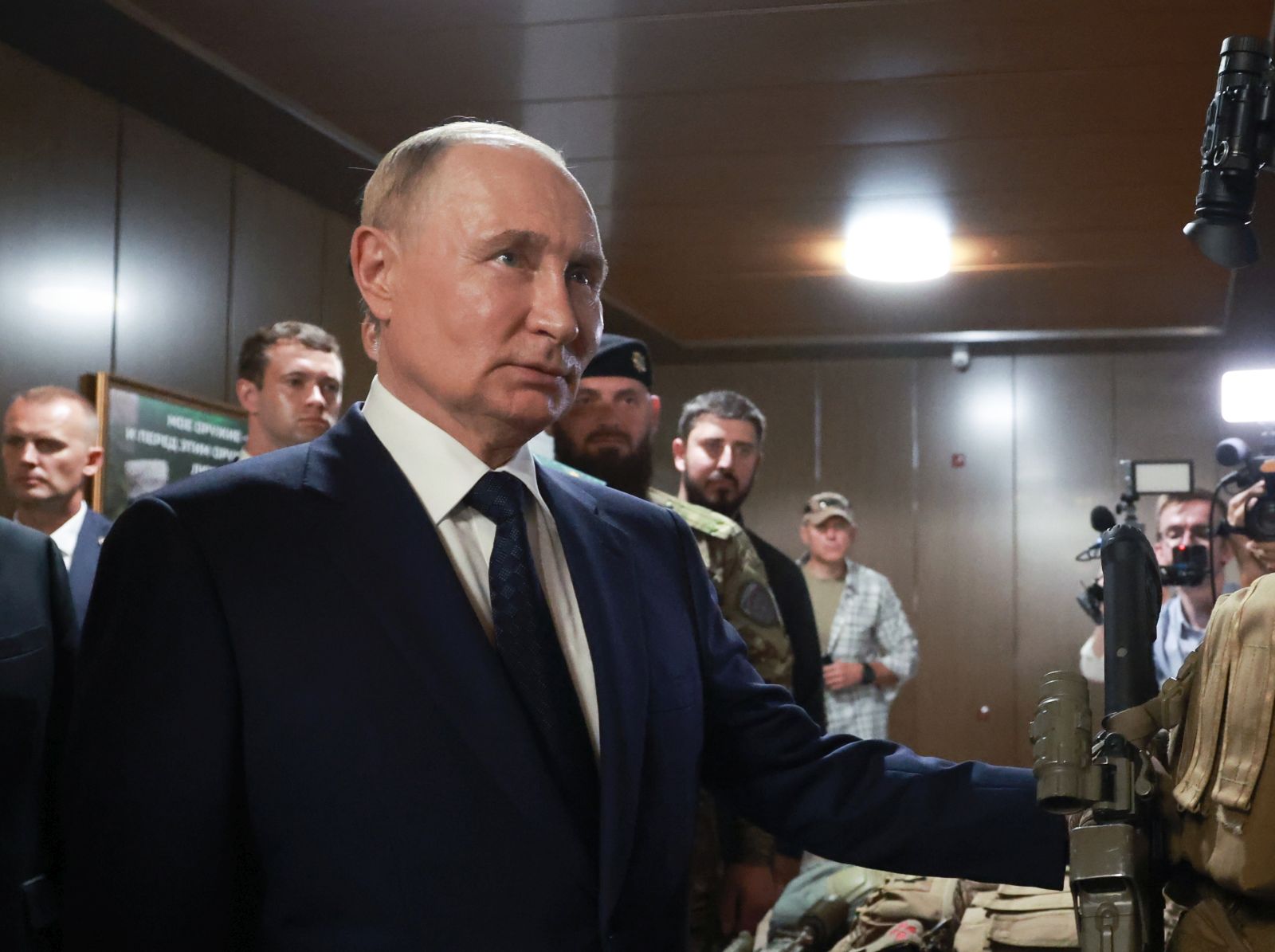 epa11557533 Russian President Vladimir Putin inspects Russian weapons and equipment during his visit to the Russian Special Forces University in Gudermes, Chechen Republic, Russia, 20 August 2024 (issued 21 August 2024).  EPA/VYACHESLAV PROKOFYEV/SPUTNIK/KREMLIN POOL MANDATORY CREDIT