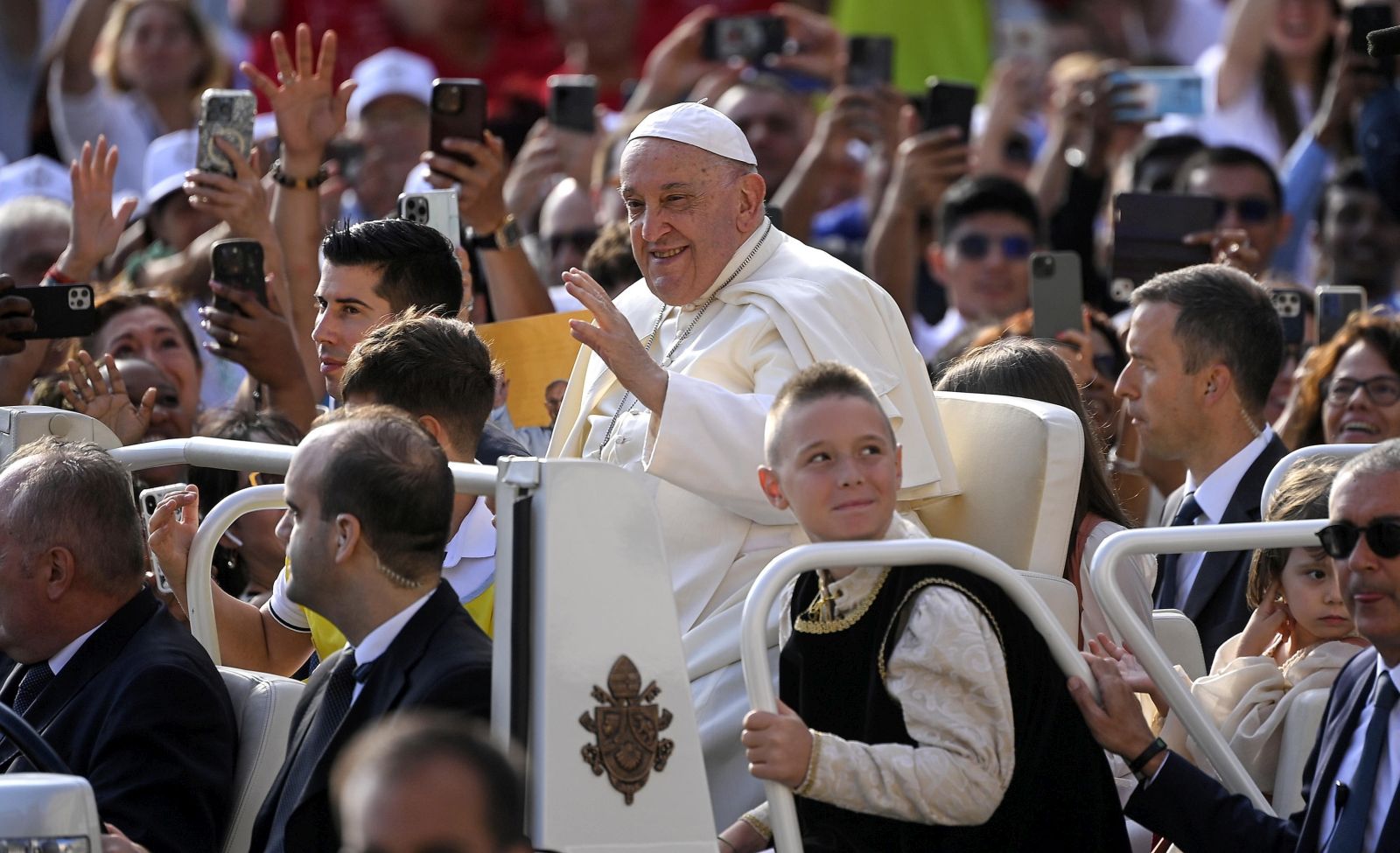 epa11568270 Pope Francis waves at the faithful during the weekly General Audience in Saint Peter's Square, Vatican City, 28 August 2024.  EPA/RICCARDO ANTIMIANI