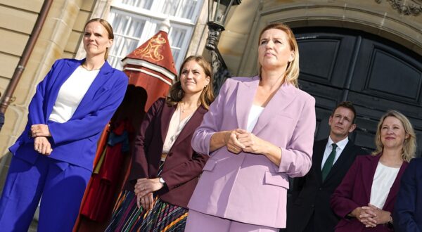 epa11570775 Danish Prime Minister Mette Frederiksen (C) speaks during the presentation of the new ministers in front of Frederik VIII's Palace, one of the four palaces of Amalienborg, in Copenhagen, Denmark, 29 August 2024. (L-R) Minister for Digitisation Caroline Stage Olsen, European Minister Marie Bjerre, Danish Prime Minister Mette Frederiksen, Tax Minister Rasmus Stoklund, Social and Housing Minister Sophie Haestorp Andersen, Minister for Green Tripartite Jeppe Bruus and Minister for Community Safety and Preparedness Torsten Schack Pedersen.  EPA/MADS CLAUS RASMUSSEN  DENMARK OUT