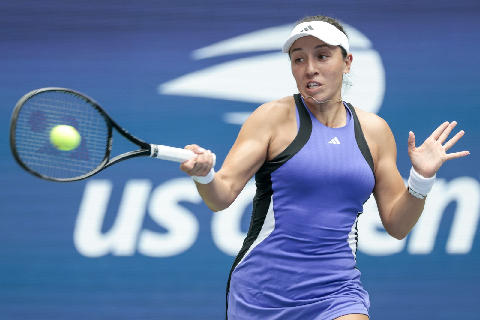 epa11572373 Jessica Pegula of the US hits a return to Sofia Kenin of the US during their second round match at the US Open Tennis Championships at the USTA Billie Jean King National Tennis Center in Flushing Meadows, New York, USA, 29 August 2024. The US Open tournament runs from 26 August through 08 September.  EPA/JUSTIN LANE