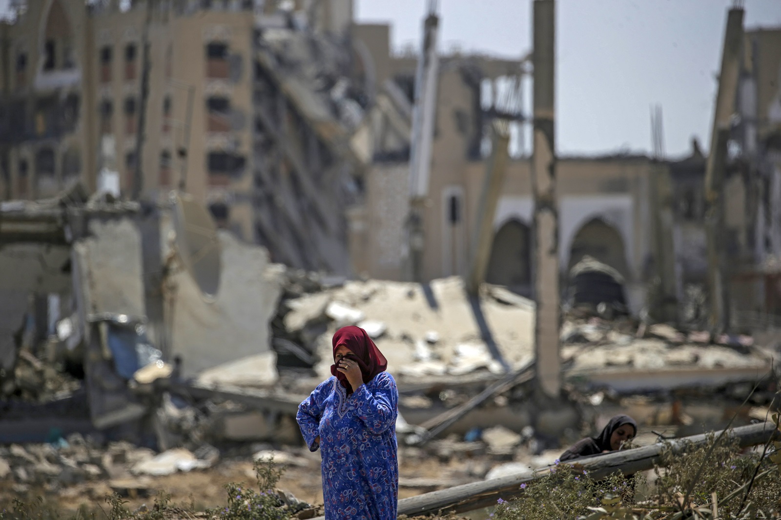 epa11572798 A Palestinian woman inspects her destroyed house after she return to Deir Al Balah town after the Israeli military pulled out troops from the east central Gaza Strip, 29 August 2024.More than 40,000 Palestinians and over 1,400 Israelis have been killed, according to the Palestinian Health Ministry and the Israel Defense Forces (IDF), since Hamas militants launched an attack against Israel from the Gaza Strip on 07 October 2023, and the Israeli operations in Gaza and the West Bank which followed it.  EPA/MOHAMMED SABER