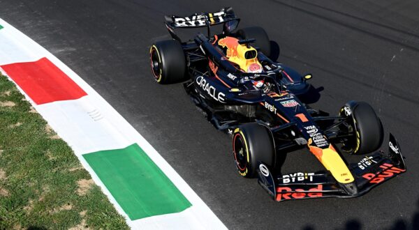 epa11573749 Red Bull Racing driver Max Verstappen of Netherlands in action during the second practice session for the Formula One Grand Prix of Italy, in Monza, Italy, 29 August 2024. The 2024 Formula 1 Grand Prix of Italy is held at the Monza National Autodrome circuit race track on 01 September.  EPA/Daniel Dal Zennaro