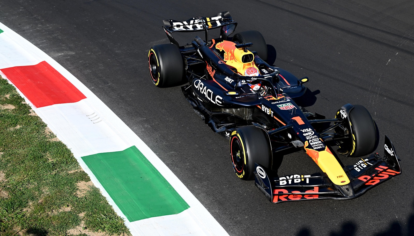 epa11573749 Red Bull Racing driver Max Verstappen of Netherlands in action during the second practice session for the Formula One Grand Prix of Italy, in Monza, Italy, 29 August 2024. The 2024 Formula 1 Grand Prix of Italy is held at the Monza National Autodrome circuit race track on 01 September.  EPA/Daniel Dal Zennaro