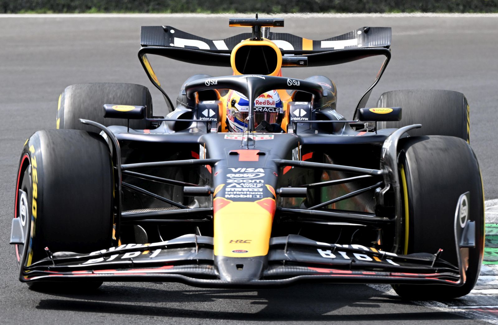 epa11575281 Red Bull Racing driver Max Verstappen of Netherlands in action during the third practice session for the Formula One Grand Prix of Italy, in Monza, Italy, 31 August 2024. The 2024 Formula 1 Grand Prix of Italy is held at the Monza National Autodrome circuit race track on 01 September.  EPA/Daniel Dal Zennaro