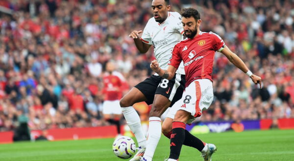 epa11577794 Bruno Fernandes of Manchester United (R) and Ryan Gravenberch of Liverpool (L) in action during the English Premier League soccer match of Manchester United against Liverpool FC, in Manchester, Britain, 01 September 2024.  EPA/PETER POWELL EDITORIAL USE ONLY. No use with unauthorized audio, video, data, fixture lists, club/league logos, 'live' services or NFTs. Online in-match use limited to 120 images, no video emulation. No use in betting, games or single club/league/player publications.