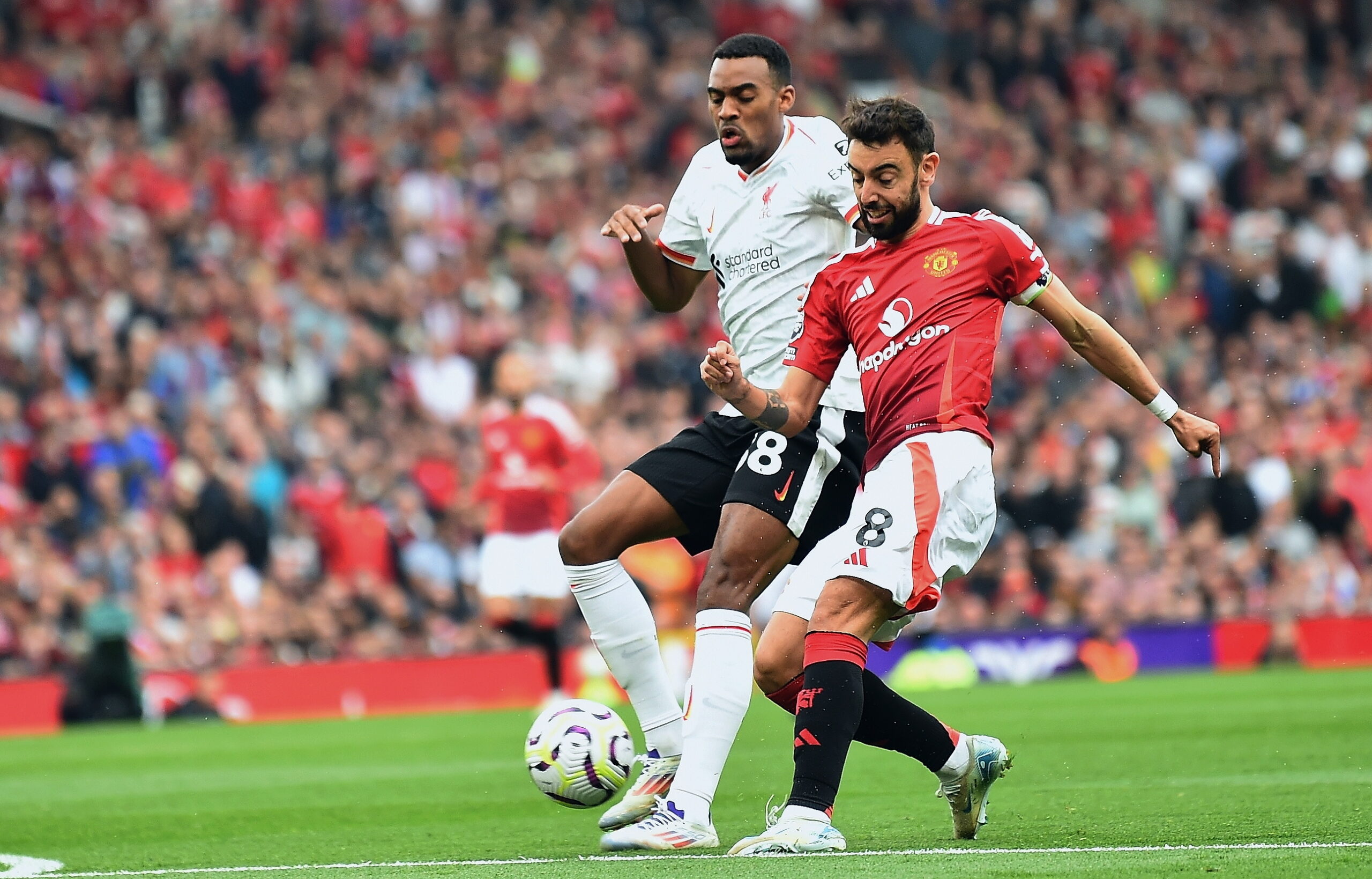 epa11577794 Bruno Fernandes of Manchester United (R) and Ryan Gravenberch of Liverpool (L) in action during the English Premier League soccer match of Manchester United against Liverpool FC, in Manchester, Britain, 01 September 2024.  EPA/PETER POWELL EDITORIAL USE ONLY. No use with unauthorized audio, video, data, fixture lists, club/league logos, 'live' services or NFTs. Online in-match use limited to 120 images, no video emulation. No use in betting, games or single club/league/player publications.