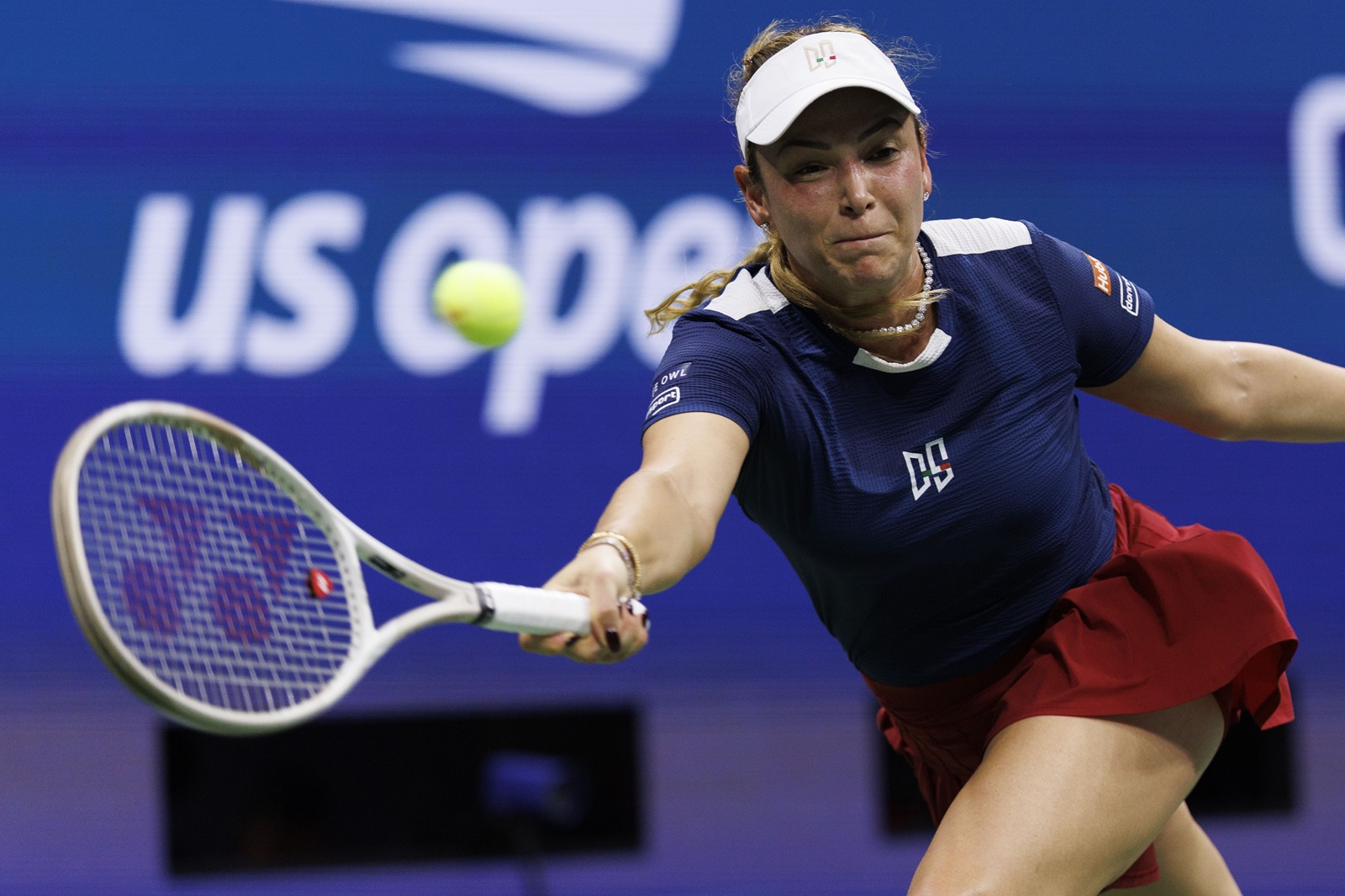 epa11579127 Donna Vekic of Croatia returns the ball to Qinwen Zheng of China, during their fourth round match of the US Open Tennis Championships at the USTA Billie Jean King National Tennis Center in Flushing Meadows, New York, USA, 02 September 2024. The US Open tournament runs from 26 August through 08 September.  EPA/CJ GUNTHER