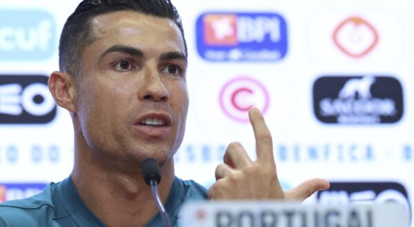 epa11580356 Portugal player Cristiano Ronaldo (L) attends a press conference of the national soccer team in Lisbon, Portugal, 02 September 2024. Portugal will play against Croatia and Scotland in UEFA Nations League matches.  EPA/MANUEL DE ALMEIDA