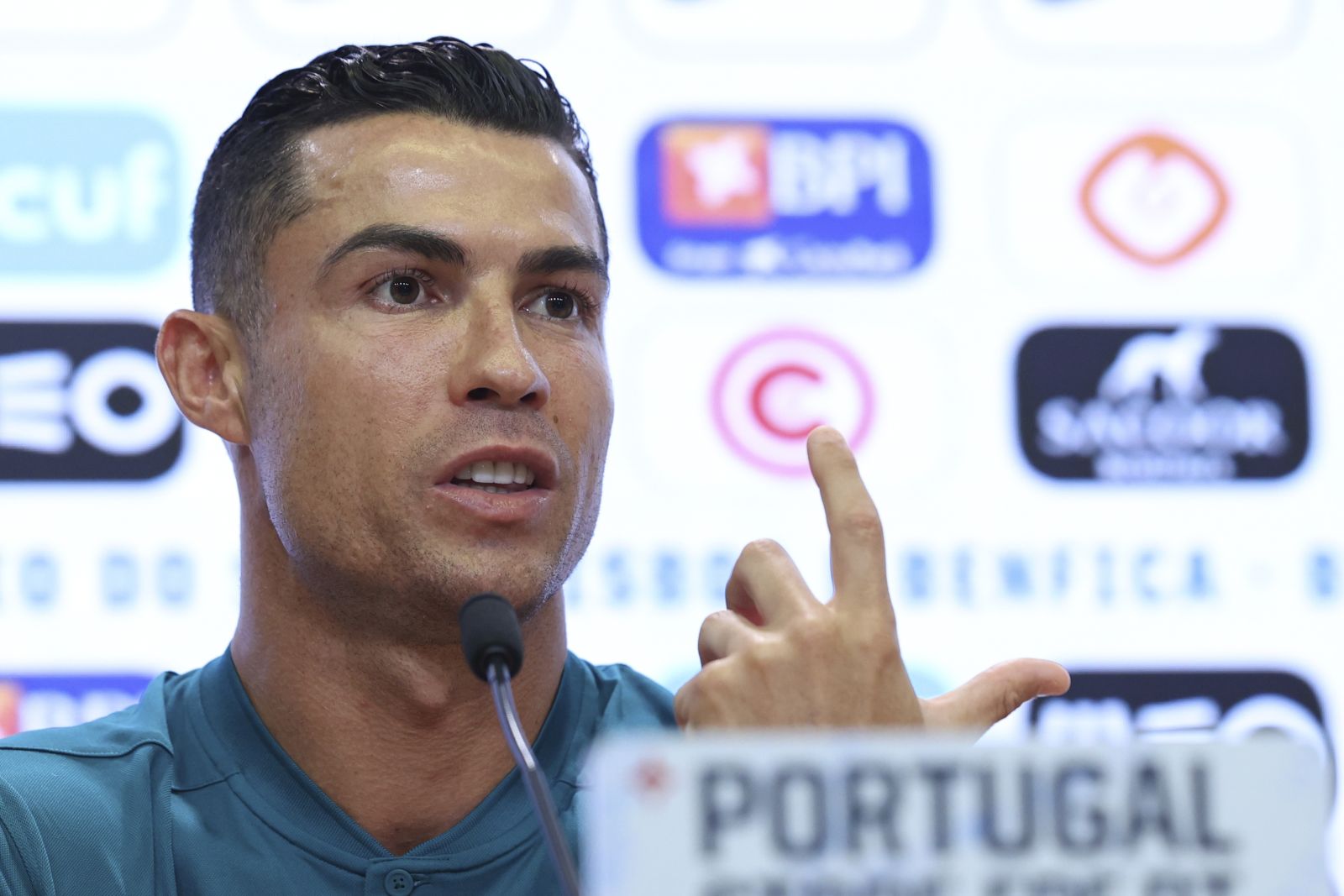 epa11580356 Portugal player Cristiano Ronaldo (L) attends a press conference of the national soccer team in Lisbon, Portugal, 02 September 2024. Portugal will play against Croatia and Scotland in UEFA Nations League matches.  EPA/MANUEL DE ALMEIDA